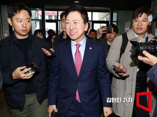 김기현 국민의힘 대표가 17일 인요한 혁신위원장과의 면담을 위해 서울 여의도 당사로 들어서고 있다. 사진=김현민 기자 kimhyun81@