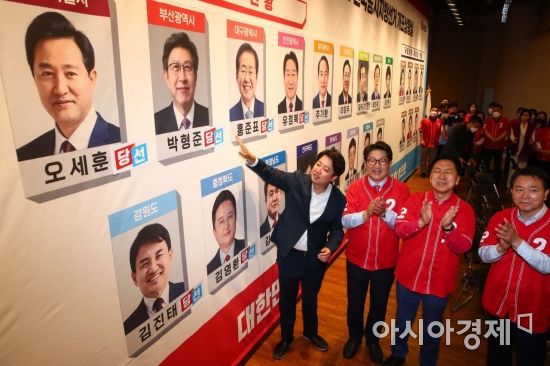 이준석 국민의힘 대표와 권성동, 김기현 공동선대위원장이 1일 국회 도서관 대강당에 마련된 개표상황실에서 당선 확신이 나온 후보자 사진에 '당선' 스티커를 붙인뒤 포즈를 취하고 있다./윤동주 기자 doso7@