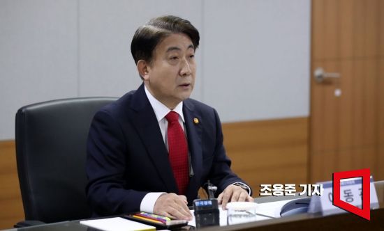 이동관 방송통신위원장이 15일 경기 과천시 정부과천청사 방송통신위원회에서 방통위의 이용자보호 및 공정경책 정책을 공유하고 주요 현안에 대한 통신업계 의견 청취를 위해 이동통신3사 대표들과 간담회를 하고 있다.