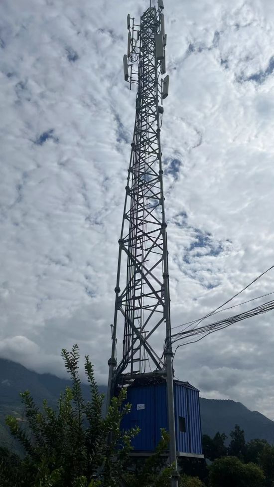 윈난 텅충 신자이촌에 설치된 초대형 5G 기지국. (사진 출처= 김현정 특파원)