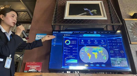 차이나모바일(중국이동) 관계자가 지난 20일 윈난 텅충 바오샨 신자이촌에서 커피콩 재배에 적용되는 5G 기술과 데이터 관리에 대해서 설명하고 있다. (사진 출처= 김현정 특파원)