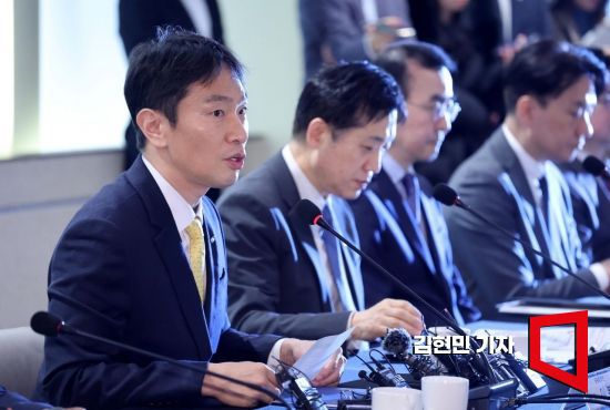 이복현 금융감독원장이 27일 서울 중구 은행연합회관에서 열린  '금융위·금감원·은행장 간담회'에서 발언하고 있다. 사진=김현민 기자 kimhyun81@