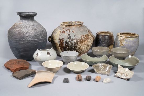 올해 선유도 해역에서 발굴한 다양한 시기 유물.