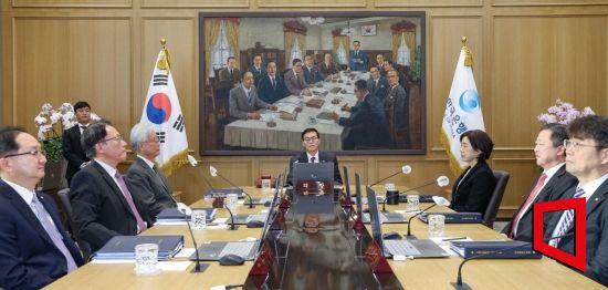 이창용 한국은행 총재가 30일 서울 중구 한국은행에서 열린 금융통화위원회 통화정책방향 결정회의를 주재하고 있다. 사진=사진공동취재단