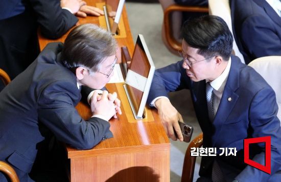 이재명 더불어민주당 대표가 9일 국회 본회의장에서 열린 본회의에서 조정식 의원과 대화하고 있다. 사진=김현민 기자 kimhyun81@