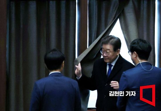 이재명 더불어민주당 대표가 30일 국회에서 열린 본회의에서 이종석 헌법재판소장 임명동의안 투표를 하고 있다. 사진=김현민 기자 kimhyun81@