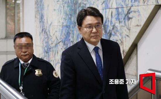 황운하 더불어민주당 의원이 29일 서울 서초동 서울중앙지방법원에서 열린 청와대 울산시장 선거 개입 의혹' 공직선거법위반 등 선고 공판에 출석하고 있다. 사진=조용준 기자 jun21@