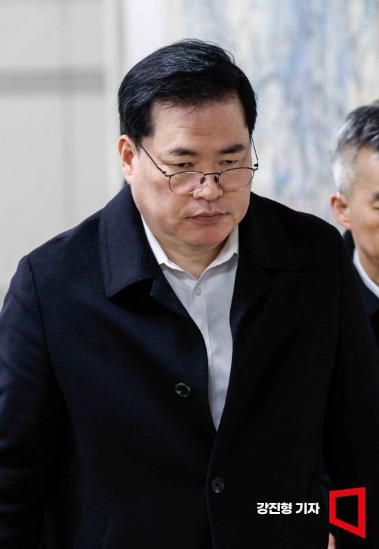 유동규 전 성남도시개발 본부장이 지난달 30일 서울 서초구 서울중앙지방법원에서 열린 '정치자금법 위반·특정범죄 가중처벌법상 뇌물 혐의 사건 1심 선고 공판'에 출석하고 있다. 사진=강진형 기자aymsdream@