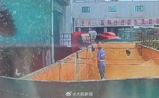 칭따오 3공장 작업장에서 한 근로자가 실외에 보관한 맥주 원료에 소변을 보는 모습. [사진=웨이보]