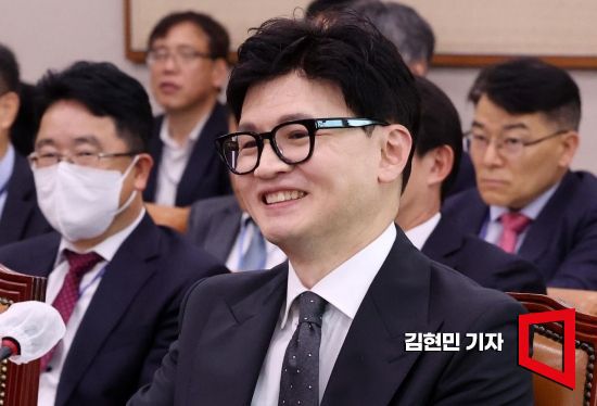 한동훈 법무부 장관이 지난달 2일 국회에서 열린 법제사법위원회 전체회의에서 야당 의원들과 대화하며 미소 짓고 있다. 사진=김현민 기자 kimhyun81@