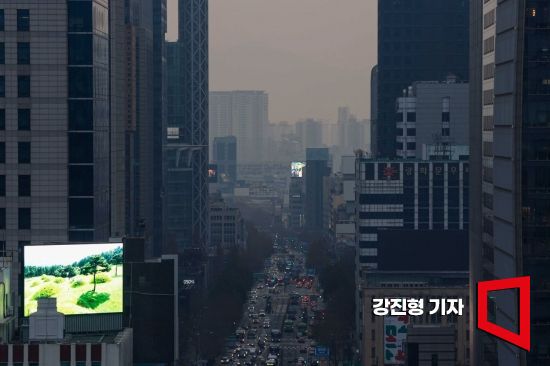 6일 서울 종로구에서 바라본 도심이 미세먼지에 싸여 있다. 기상청은 국외 미세먼지가 유입돼 수도권에 미세먼지 농도가 '나쁨' 수준일 것으로 예보했다. 사진=강진형 기자aymsdream@