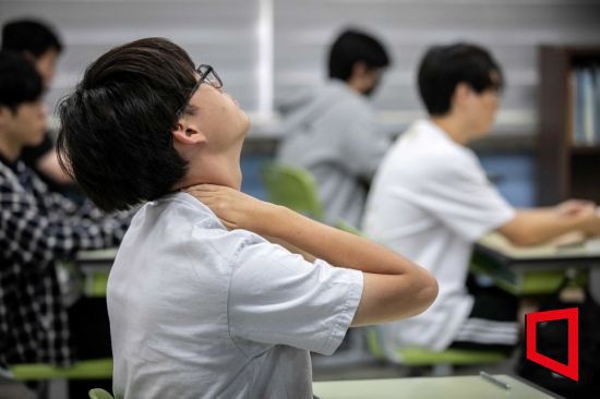 2024학년도 대학수학능력시험(11월16일) 전 마지막 모의평가가 실시된 6일 오전 서울 여의도고등학교에서 학생들이 시험 전 몸을 풀고 있다. 사진=사진공동취재단