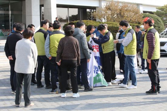보건의료노조 측과 도청 청원경찰 간 실랑이가 벌어지고 있다. [사진=이세령 기자]