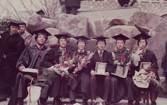 김영도 씨(맨 왼쪽)의 대학 졸업사진.
