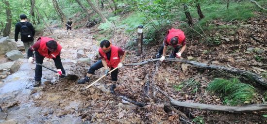 대한산악구조협회의 2023 숲길 안전 캠페인 활동모습 [사진제공=대한산악구조협회]