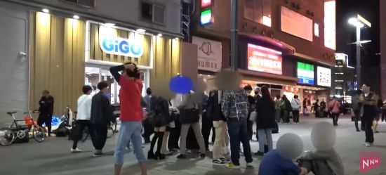 도쿄 신주쿠 가부키초 토호시네마 인근에 모여있는 토요코 키즈.(사진출처=닛테레)