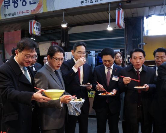 윤석열 대통령과 6일 부산 중구 깡통시장을 함께 찾은 최재원 SK수석부회장(왼쪽부터), 조현준 효성그룹 회장, 이재용 삼성전자 회장, 국민의힘 김기현 대표, 김석기 최고위원이 어묵, 떡볶이 등을 맛보고 있다. [이미지출처=연합뉴스]