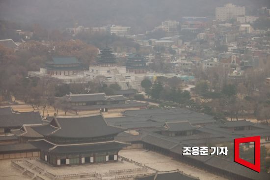 국외 미세먼지가 유입돼 수도권을 비롯해 전국적으로 미세먼지 나쁨으로 예보된 6일 서울 종로구 경복궁과 도심속 건물이 뿌옇게 보이고 있다. 사진=조용준 기자 jun21@