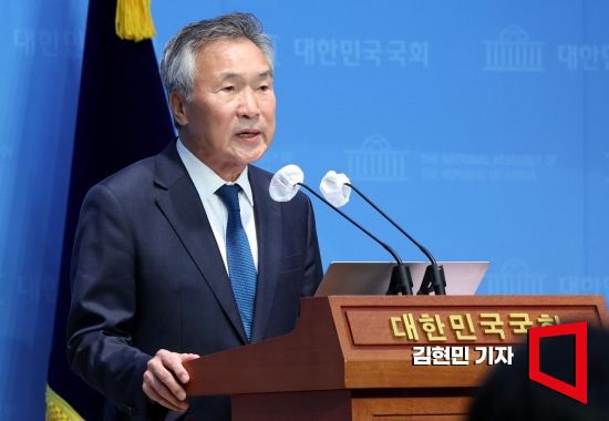 손학규 동아시아미래재단 상임고문이 4일 국회 소통관에서 선거제도 관련 기자회견을 하고 있다. 사진=김현민 기자 kimhyun81@