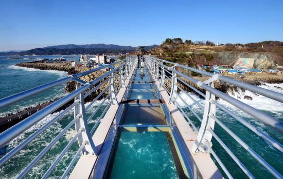 투명유리로 된 스카이워크 바닥