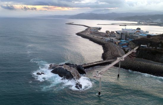 등기산스카이워크 뒤로 후포항이 보이고 있다