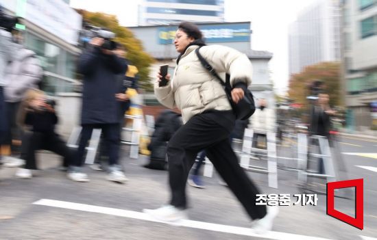 2024학년도 대학수학능력시험일인 16일 서울 중구 이화여자외국어고등학교에 마련된 시험장 앞에서 수험생이 뛰어 들어가고 있다. 사진=조용준 기자 jun21@