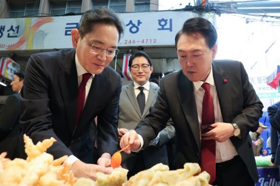 윤석열 대통령과 이재용 삼성전자 회장이 6일 부산 중구 깡통시장에서 떡볶이, 만두 등 분식을 시식하고 있다. [이미지출처=연합뉴스]