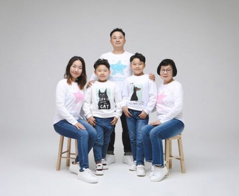 지난 3일 뇌사장기기증으로 4명의 소중한 생명을 살리고 세상을 떠난 문미선 씨(왼쪽 첫번째)의 생전 가족들과 함께 찍은 모습. [사진=한국장기조직기증원 제공]