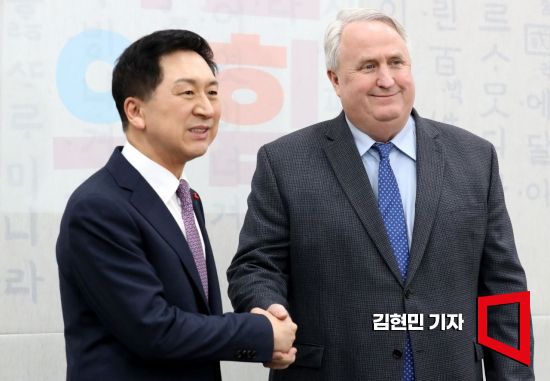 김기현 국민의힘 대표와 인요한 혁신위원장이 6일 국회에서 만나 악수하고 있다. 사진=김현민 기자 kimhyun81@