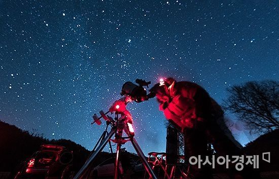한 아마추어 천문인이 자신의 반사망원경으로 밤하늘을 관측하고 있다./윤동주 기자 doso7@