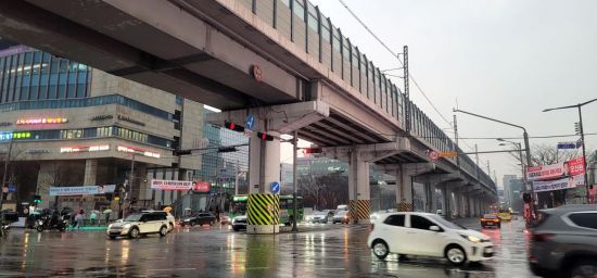 지상철로 주변 시야가 가려진 건대입구역. 사진=나주석 기자