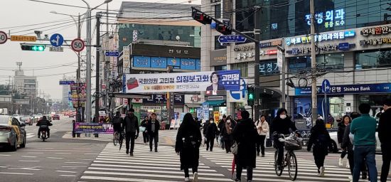 구의역 주변에 고민정 더불어민주당 의원의 플래카드가 걸려 있다. 사진=나주석 기자