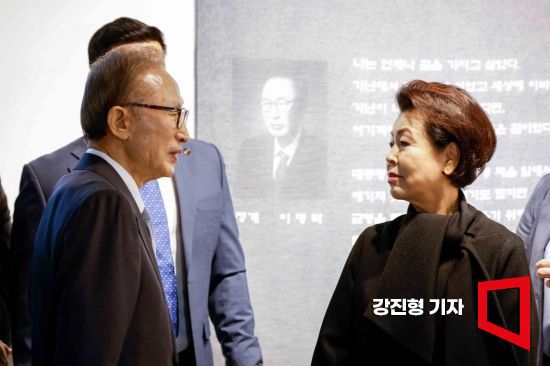 이명박 전 대통령과 김윤옥 여사가 13일 서울 서초구 한전아트센터에서 열린 '이명박 전 대통령 서예전 개막식'에 참석하고 있다. 사진=강진형 기자aymsdream@