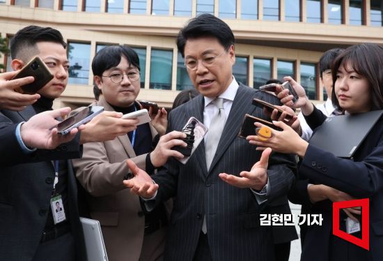 내년 총선 불출마를 공식 선언한 장제원 국민의힘 의원이 12일 국회 소통관에서 기자회견을 마친 후 취재진의 질문에 답하며 이동하고 있다. 사진=김현민 기자 kimhyun81@