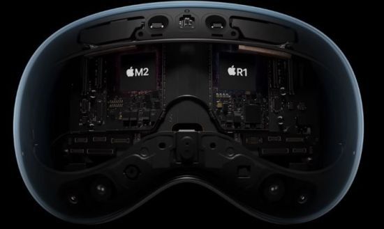 가상현실(VR) 기기는 인간의 눈동자 움직임을 따라가는 영상을 구현하는 게 중요하다. 애플의 비전 프로는 SK하이닉스의 LLW D램을 탑재해 지연 문제를 최소화했다. [이미지출처=애플]