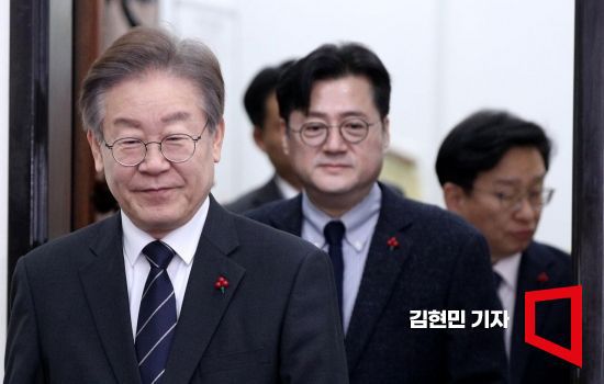 이재명 더불어민주당 대표가 14일 국회에서 엔씨소프트 출신 기업인 이재성씨의 인재영입식에 참석하고 있다. 사진=김현민 기자 kimhyun81@