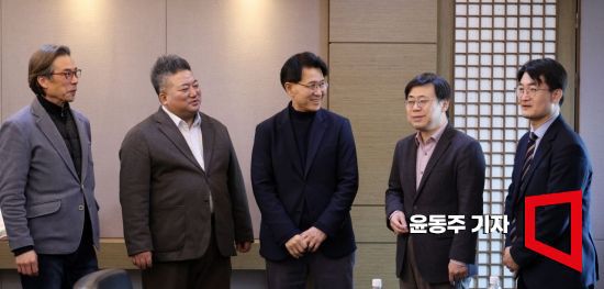 이달 20일 아시아경제 본사에서 열린 '채텀하우스 좌담회'에서 참석자들이 내년 총선 전망에 대한 의견을 나누고 있다. 왼쪽부터 박명호 동국대 교수, 배종찬 인사이트K 연구소장, 김만흠 전 국회입법조사처장, 유창선 정치평론가, 최병천 전 민주연구원 부원장. 사진=윤동주 기자 doso7@