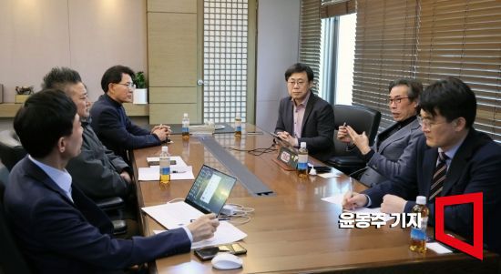 이달 20일 아시아경제 본사에서 열린 '채텀하우스 좌담회'에서 참석자들이 내년 총선 전망에 대한 의견을 나누고 있다. 왼쪽 두 번째부터 배종찬 인사이트K 연구소장, 김만흠 전 국회입법조사처장, 유창선 정치평론가, 박명호 동국대 교수, 최병천 전 민주연구원 부원장. 사진=윤동주 기자 doso7@