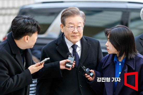 이재명 더불어민주당 대표가 8일 서울 서초구 서울중앙지방법원에서 열린 공직선거법 위반 1심 속행 공판에 출석하고 있다. 사진=강진형 기자aymsdream@