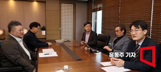 이달 20일 아시아경제 본사에서 열린 '채텀하우스 좌담회'에서 참석자들이 내년 총선 전망에 대한 의견을 나누고 있다. 왼쪽부터 배종찬 인사이트K 연구소장, 김만흠 전 국회입법조사처장, 유창선 정치평론가, 박명호 동국대 교수, 최병천 전 민주연구원 부원장. 사진=윤동주 기자 doso7@