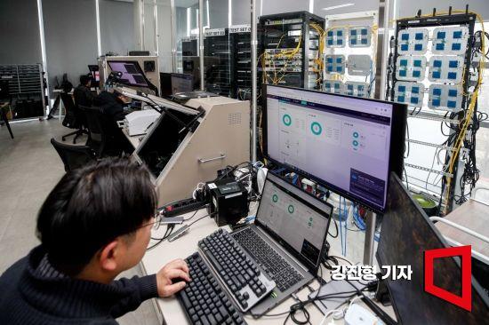 이음5G 장비 테스트베드가 설치된 경기 안양 HFR 연구소에 연구원들이 업무를 보고 있다. 사진=강진형 기자aymsdream@