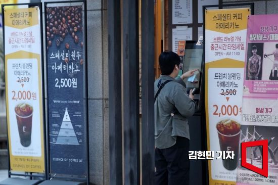 . 컴포즈 커피의 경쟁업체인 메가MGC커피나 빽다방 등 다른 저가 브랜드 프랜차이즈의 경우 매장 이용과 픽업 이용 가격이 대부분 같다. 이디아커피 등 중저가 브랜드도 매장과 픽업 가격에 차이를 두지 않고 있다. [사진=김현민 기자 kimhyun81@]