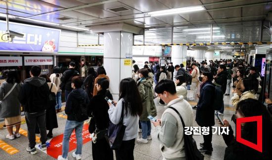 사진은 기사의 특정 내용과 관련 없음. 서울 지하철 2호선 사당역에서 시민들이 열차를 기다리고 있다. 사진=강진형 기자aymsdream@