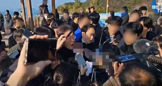 더불어민주당 이재명 대표가 2일 부산 가덕도 신공항 부지를 둘러본 뒤 기자들과 문답을 진행하며 이동 중 한 남성으로부터 습격당하고 있다. [사진=유튜브 '바른소리TV' 갈무리]