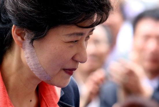 당시 한나라당 대표였던 박근혜 전 대통령이 피습사건 이후 병상에 있다 퇴원해 살색 밴드로 오른쪽 뺨 수술부위를 가린 채 대전을 찾은 모습. [사진=연합뉴스]