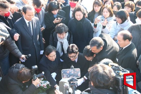 한동훈 국민의힘 비상대책위원장이 4일 국립5.18민주묘지에서 참배한 뒤 묘비를 어루만지고 있다.[사진=윤자민 기자]