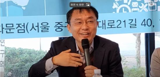 민경우 민경우수학연구소장이 지난해10월 17일 서울 중구 한 카페에서 열린 토크콘서트에서 발언하고 있다. (자료=유튜브)