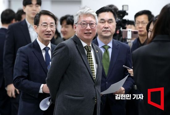 더불어민주당 비이재명계 모임인 '원칙과 상식' 이원욱(왼쪽부터), 조응천, 김종민 의원이 10일 국회에서 열린 탈당 기자회견에 앞서 대화하고 있다. 사진=김현민 기자 kimhyun81@