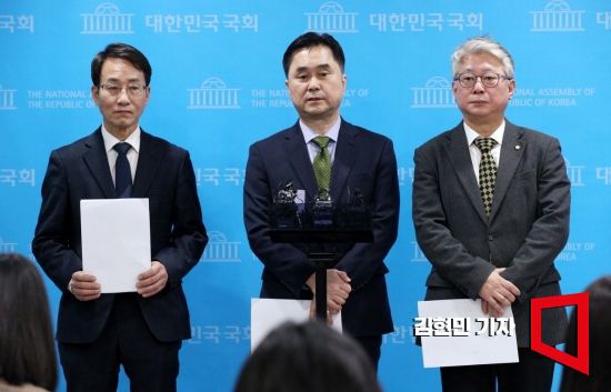 더불어민주당 비이재명계 모임인 '원칙과 상식' 이원욱(왼쪽부터), 김종민, 조응천 의원이 10일 국회에서 열린 탈당 기자회견을 마친 뒤 취재진과 질의응답을 하고 있다. 사진=김현민 기자 kimhyun81@