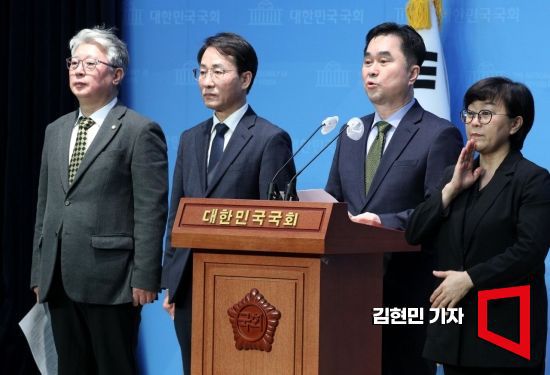 더불어민주당 비이재명계 모임인 '원칙과 상식' 조응천(왼쪽부터), 이원욱, 김종민 의원이 10일 국회에서 열린 탈당 기자회견을 하고 있다. 사진=김현민 기자 kimhyun81@